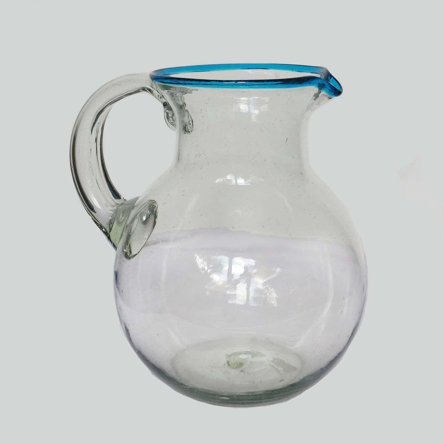 Jarra orilla agua marina