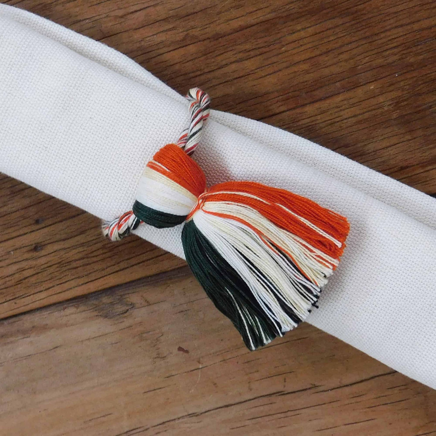 Servilleteros coloridos de borlas