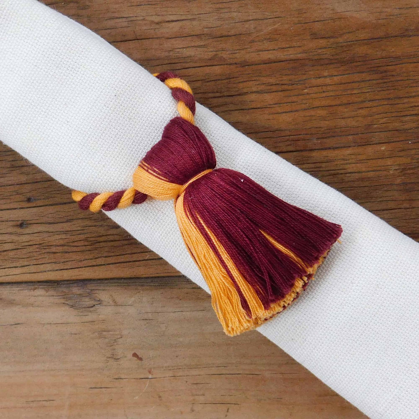 Servilleteros coloridos de borlas