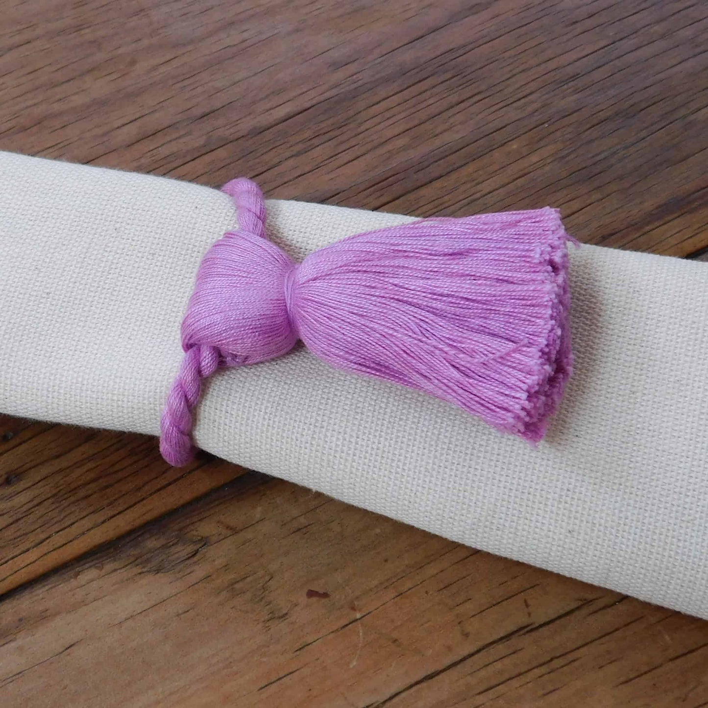 Servilleteros coloridos de borlas