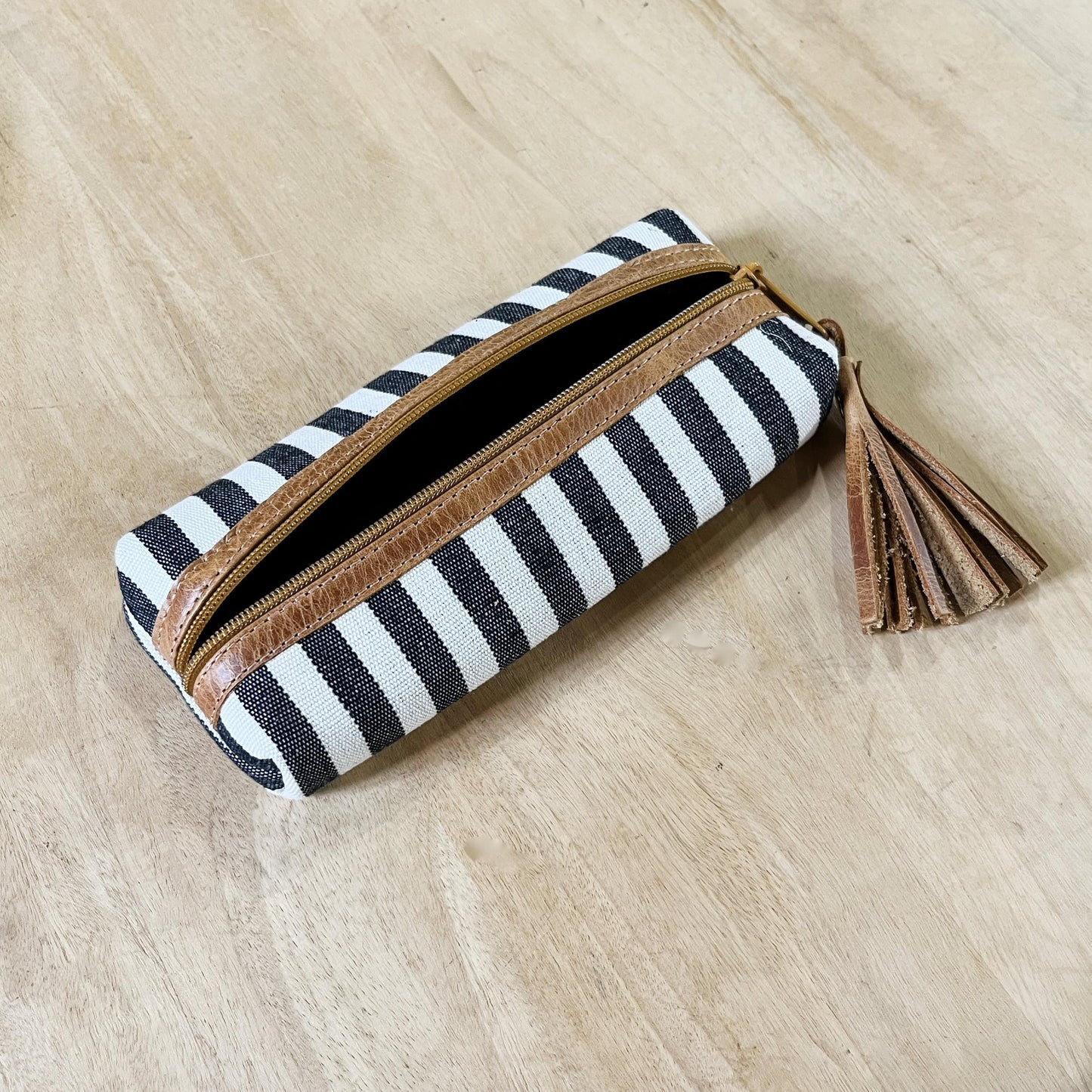 Estuche para lápices o lentes - Franjas color blanco y negro