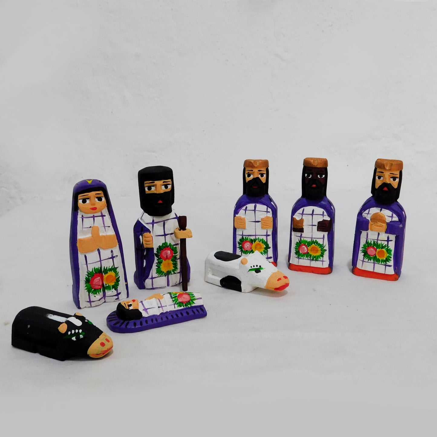 Nacimiento con figuras hincadas variedad