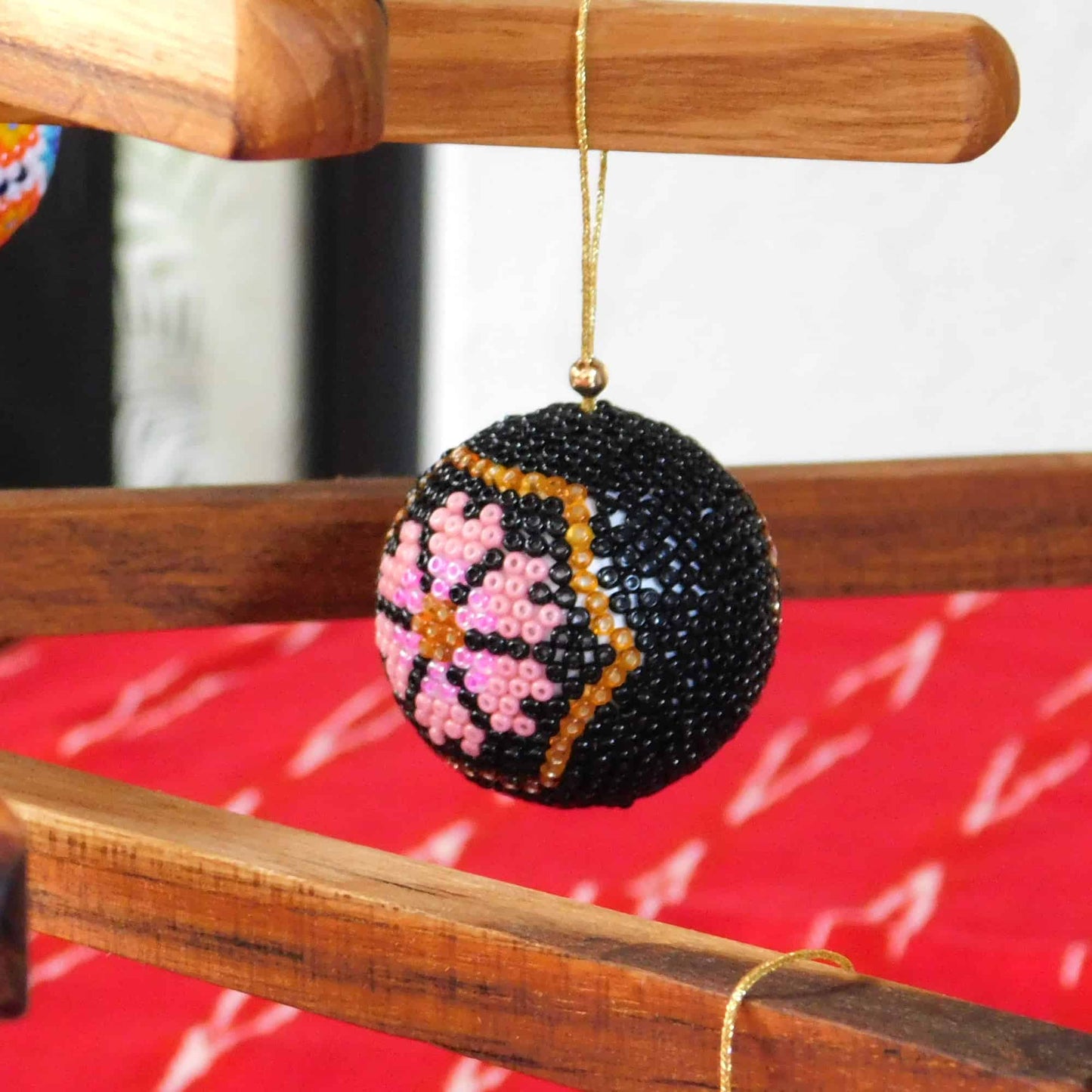 Adorno esfera de mostacilla