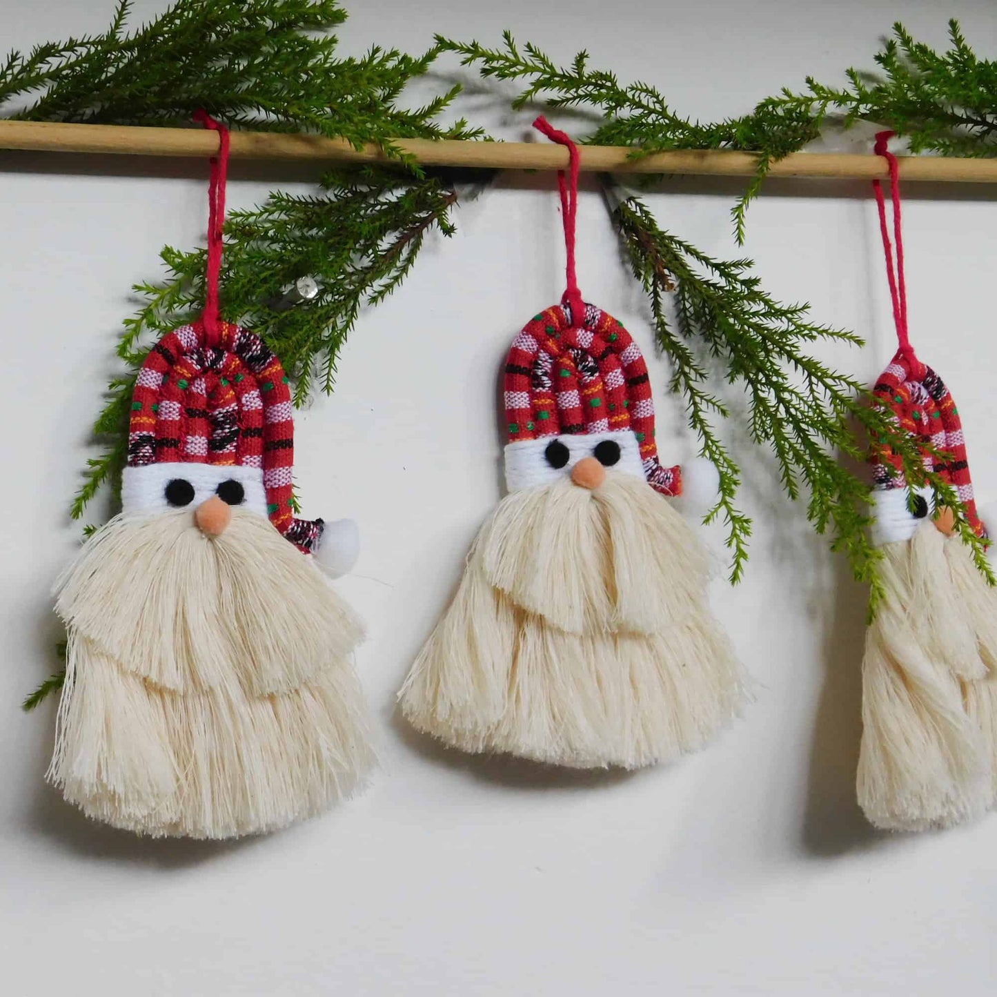 Adorno Santa Claus con gorro típico