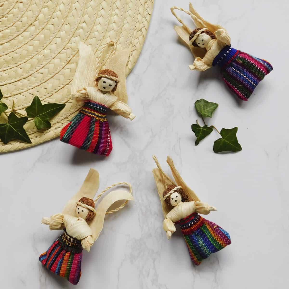 Adorno navideño ángel de tuza con falda típica