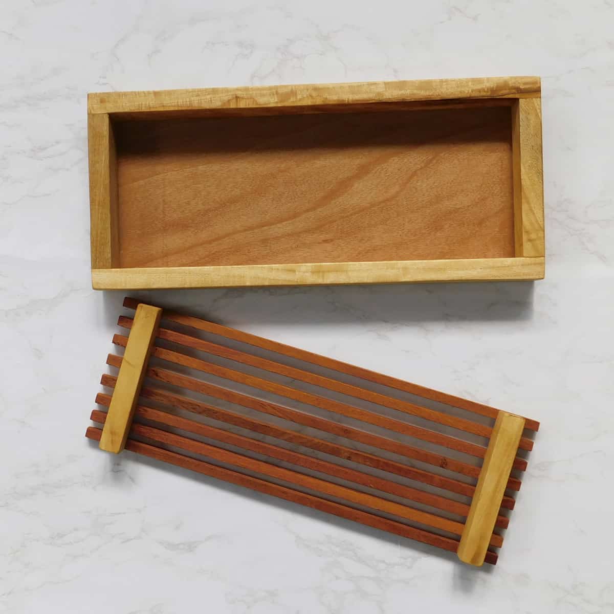 bandeja para cortar pan hecha de madera por artesanos guatemaltecos