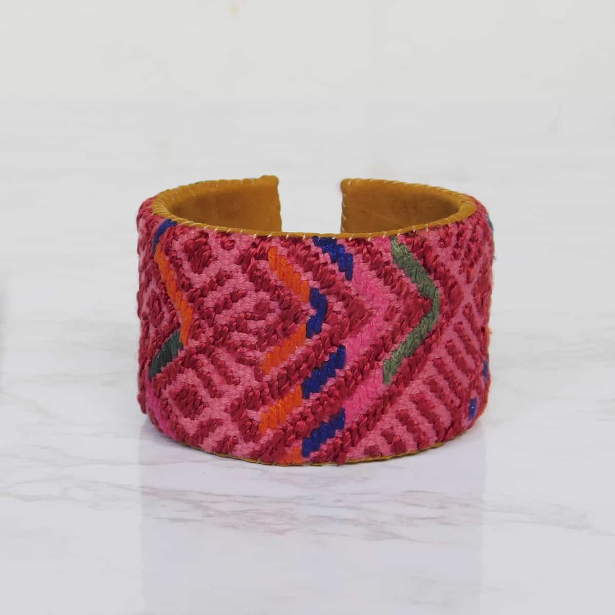 Brazalete ancho con huipil típico