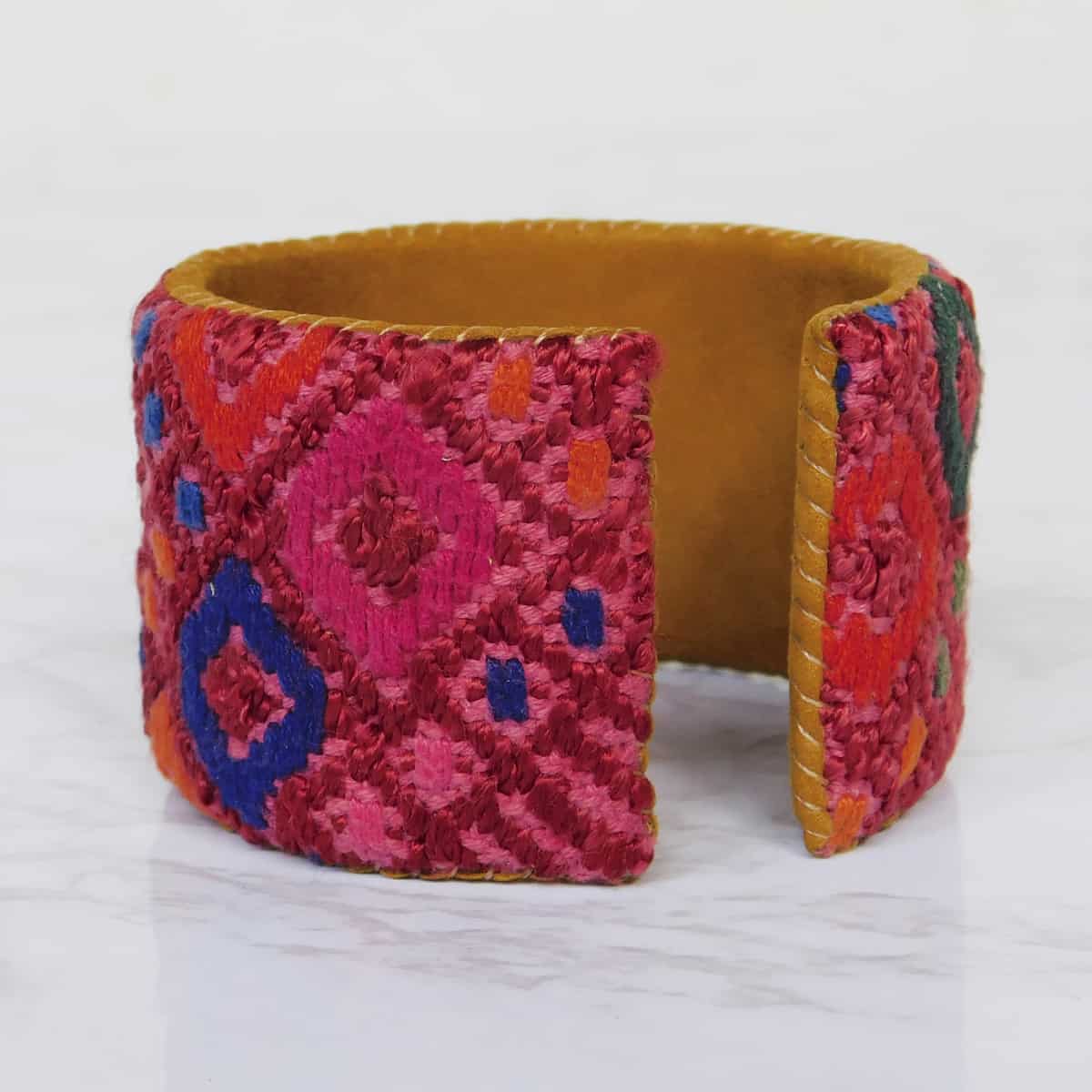 Brazalete ancho con huipil típico
