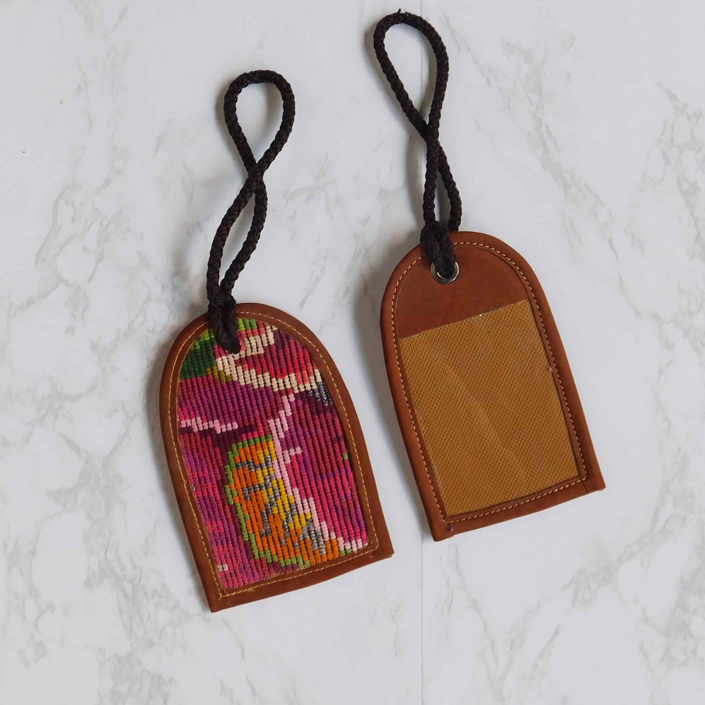 Identificador de maleta con cuero y huipiles variados