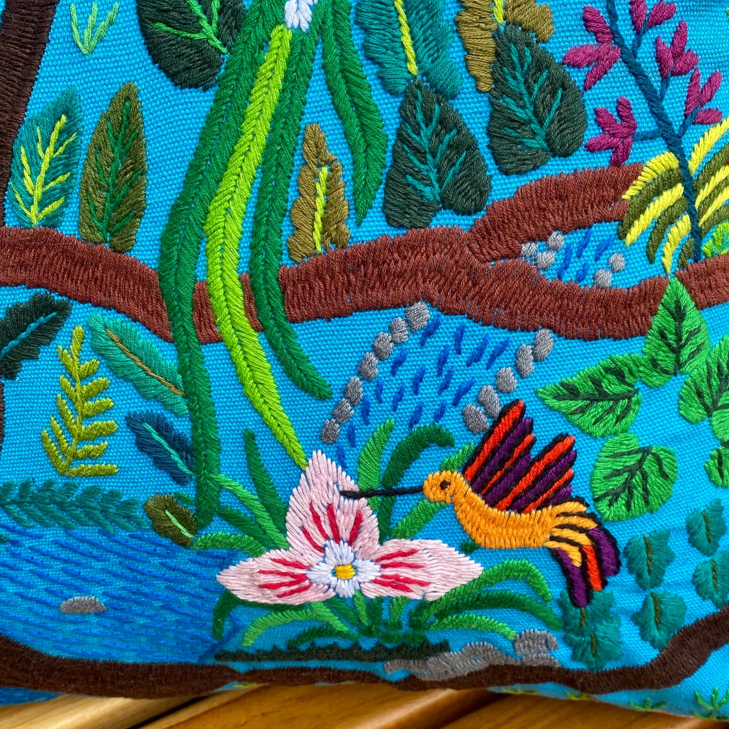 Cojín bordado de Quetzal