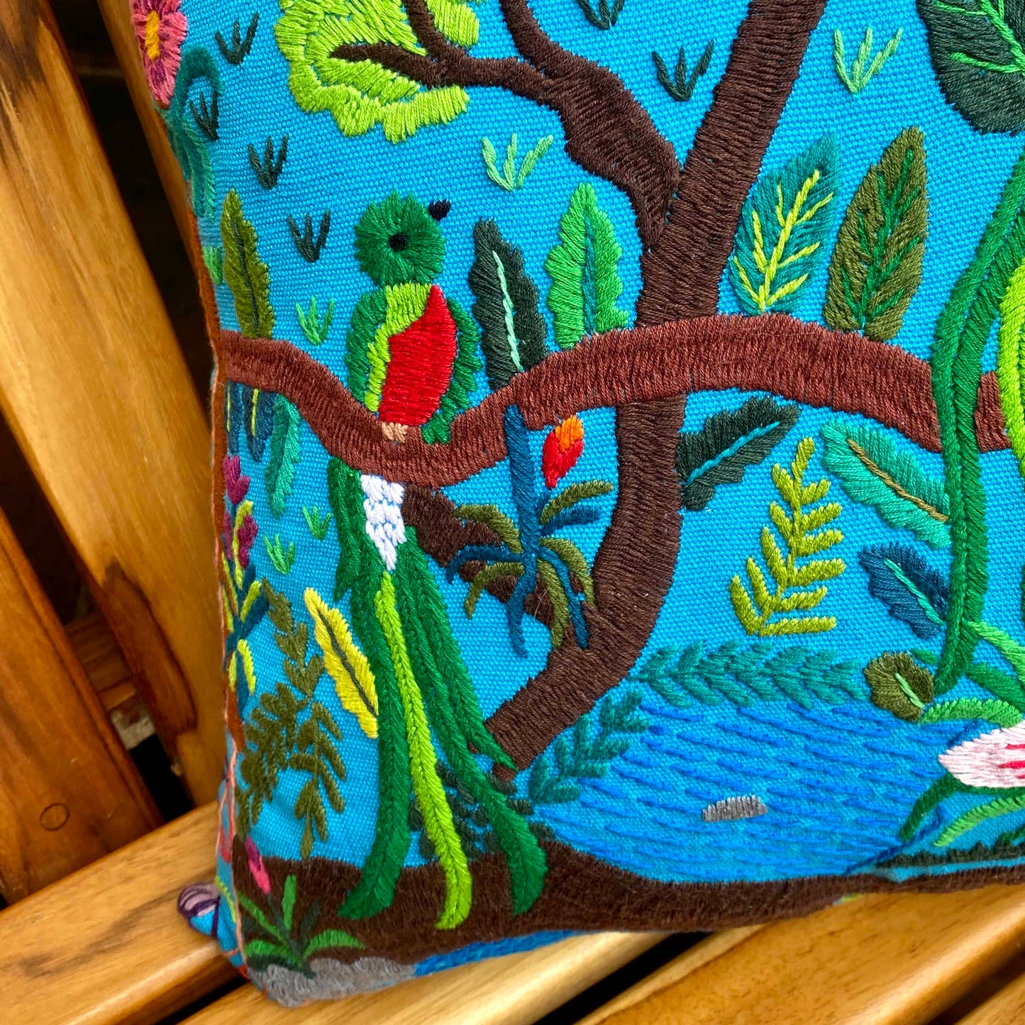 Cojín bordado de Quetzal