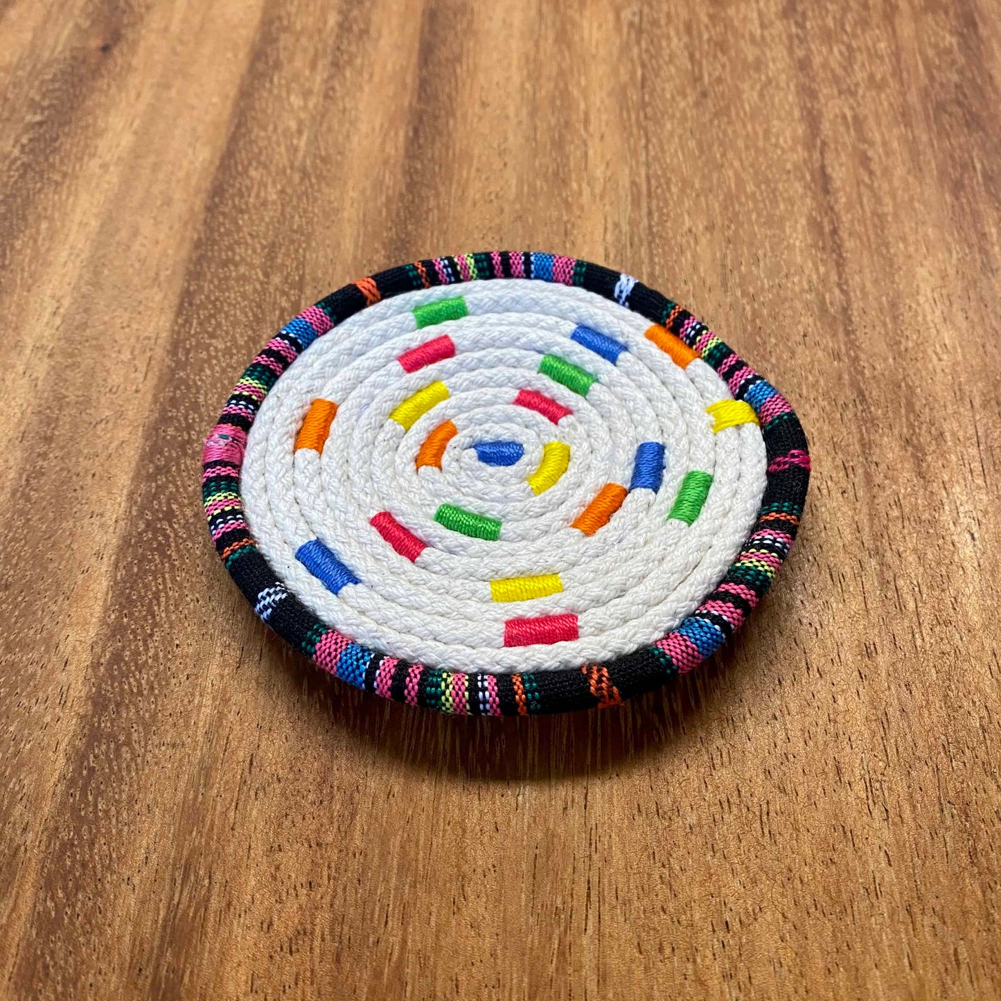 Posavasos borde típico fondo multicolor