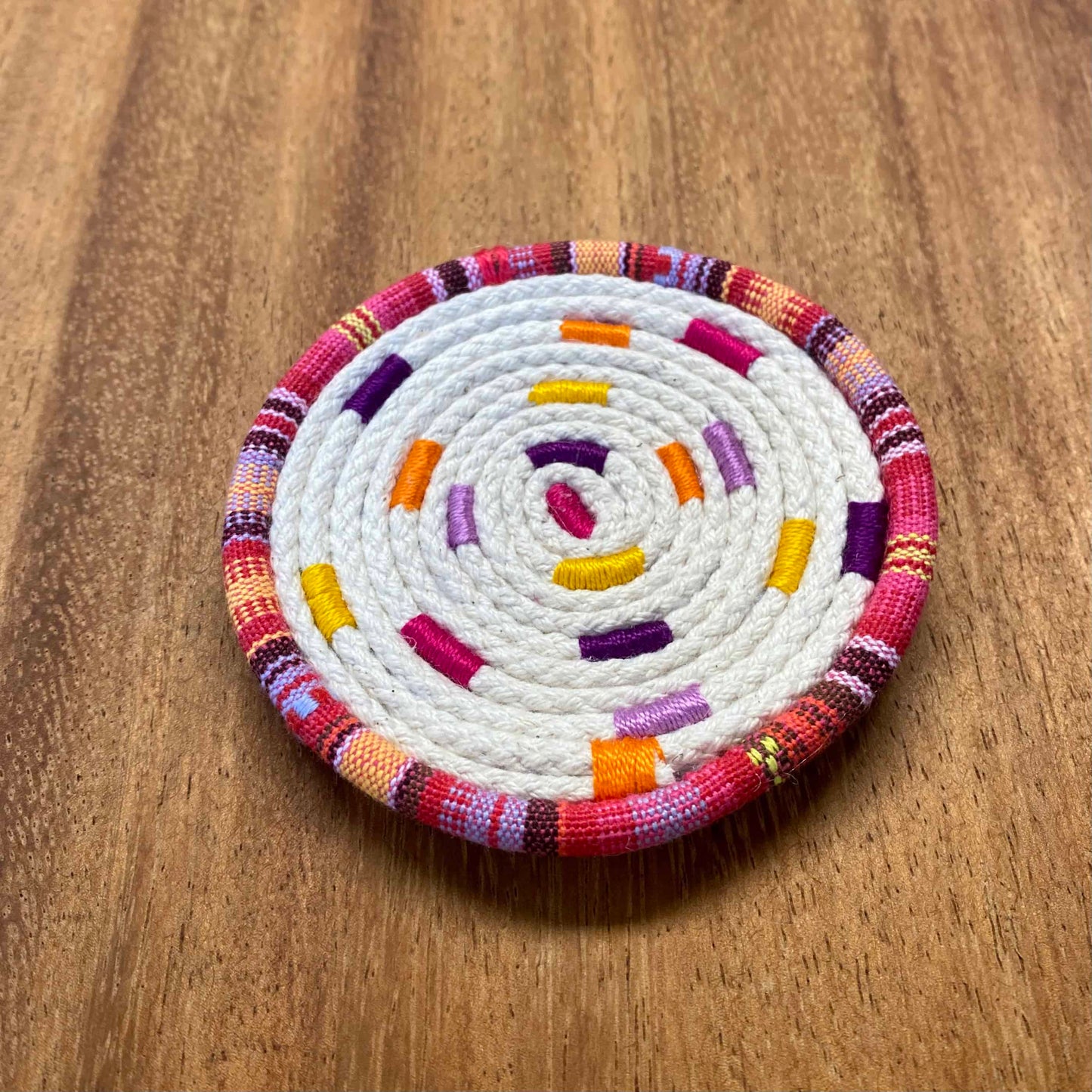 Posavasos borde típico fondo multicolor