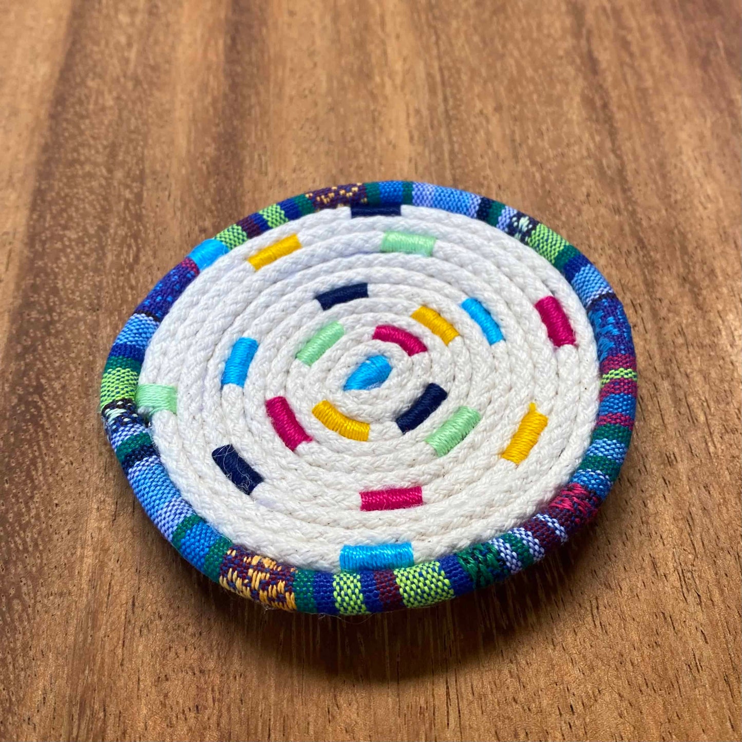 Posavasos borde típico fondo multicolor