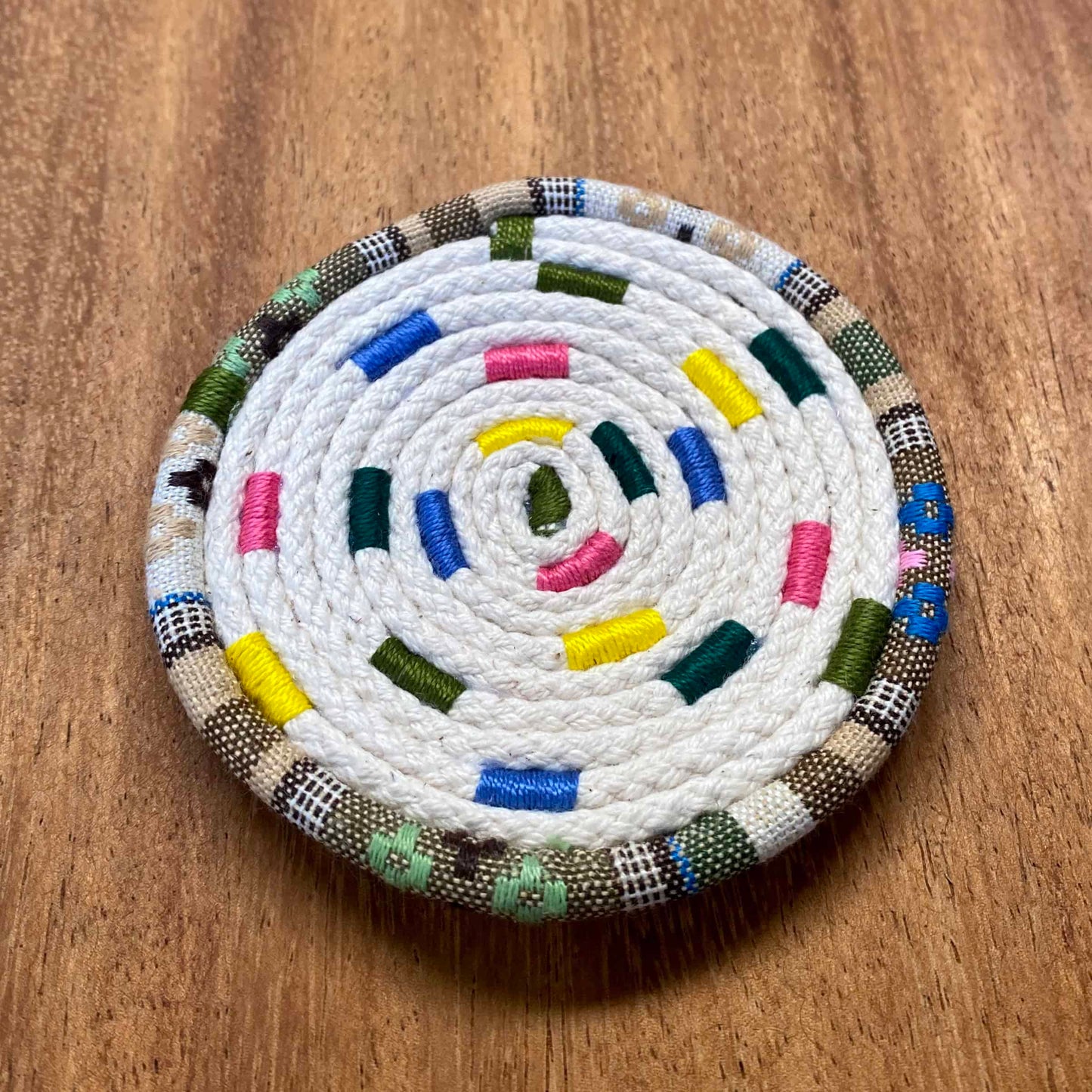 Posavasos borde típico fondo multicolor