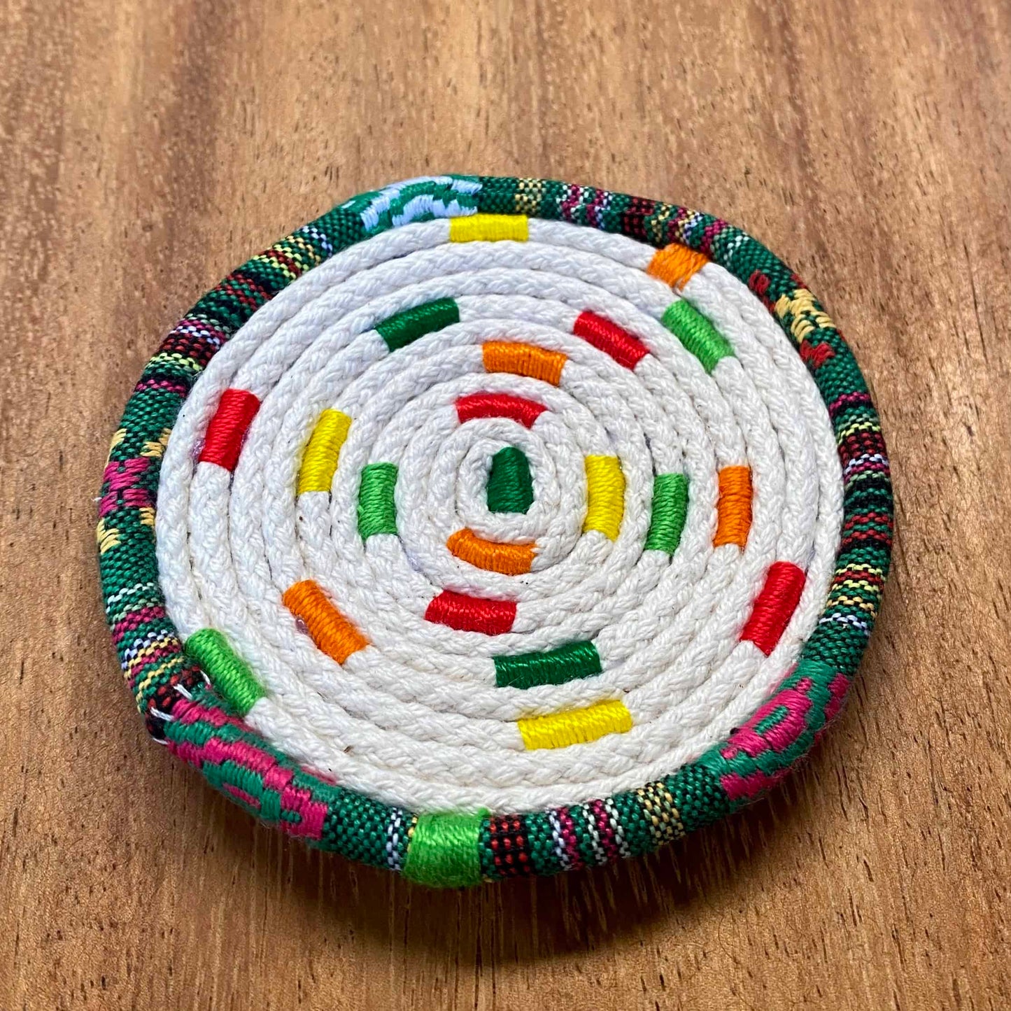 Posavasos borde típico fondo multicolor