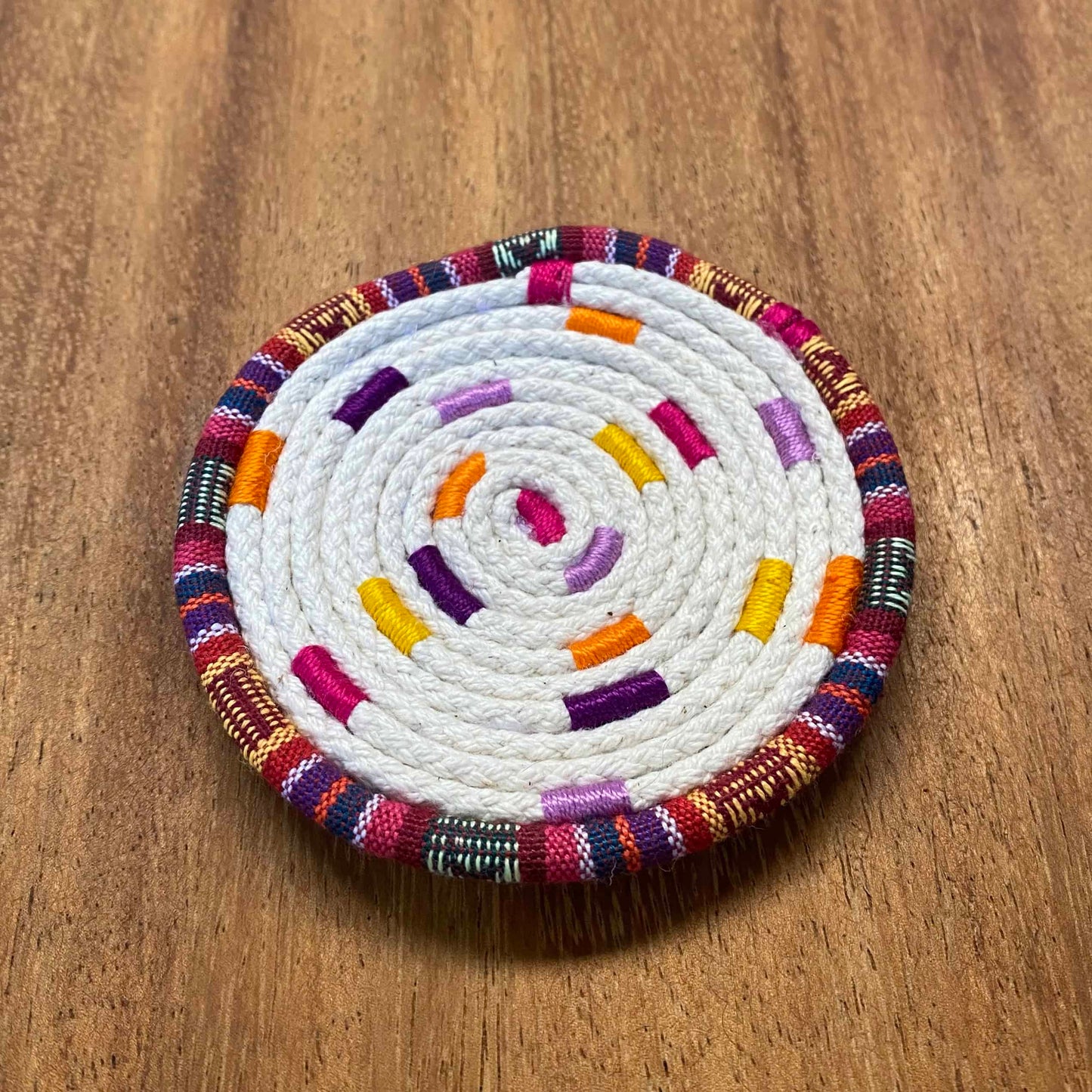 Posavasos borde típico fondo multicolor