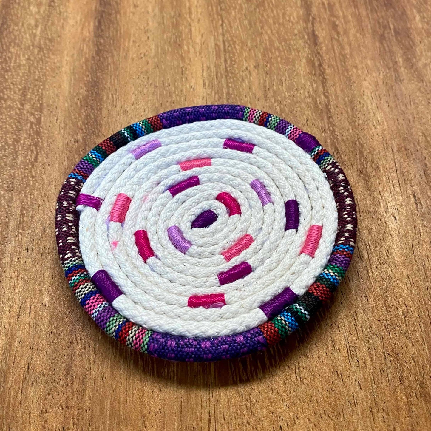 Posavasos borde típico fondo multicolor