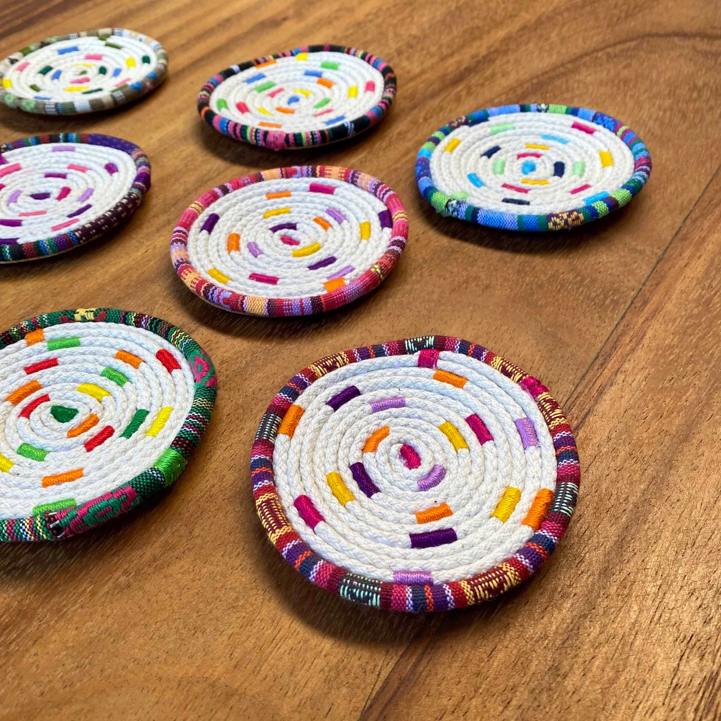 Posavasos borde típico fondo multicolor