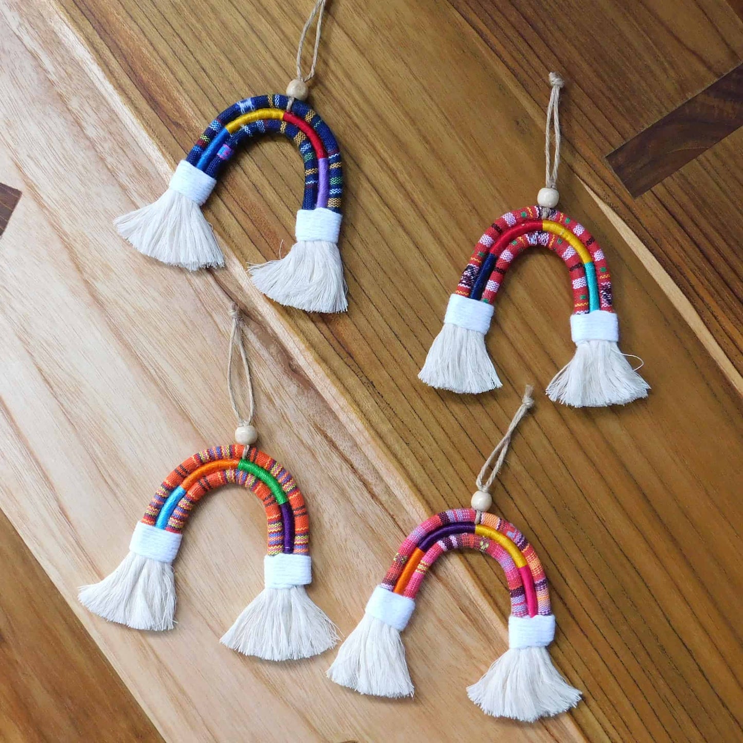 Adorno navideño arcoiris típico