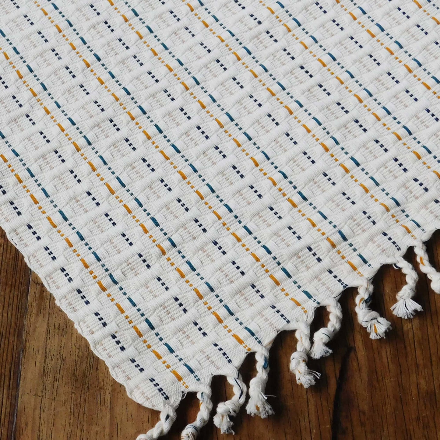 Camino de mesa Panalito - crudo con franjas tricolor