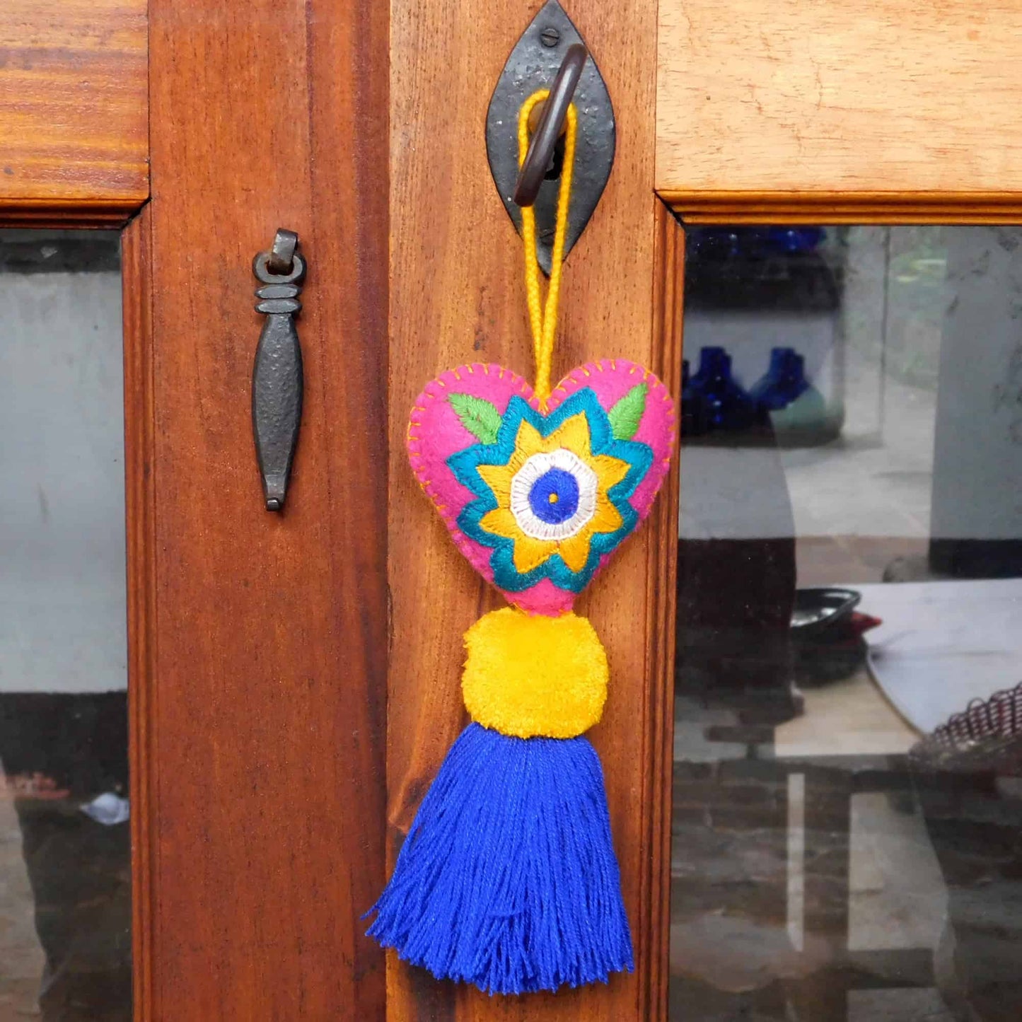 Corazón decorativo bordado