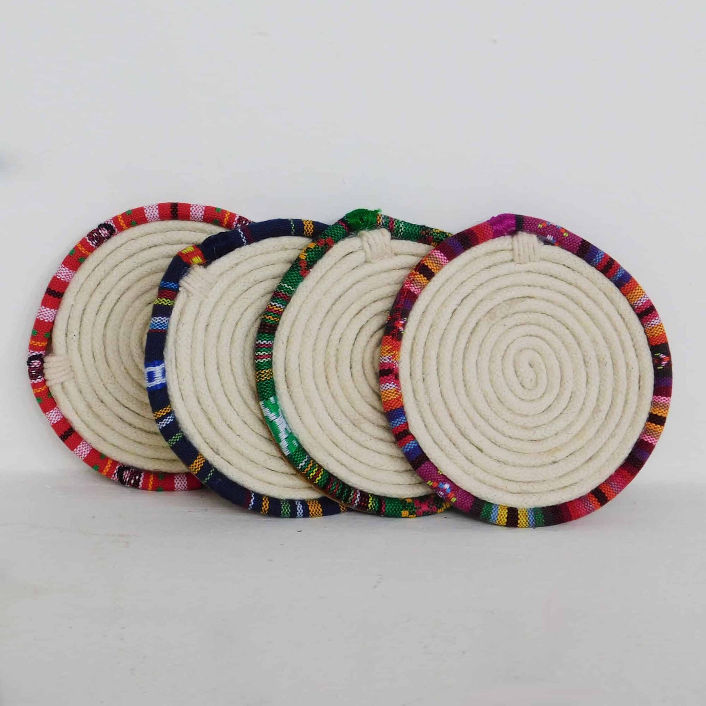 Posavasos con borde típico