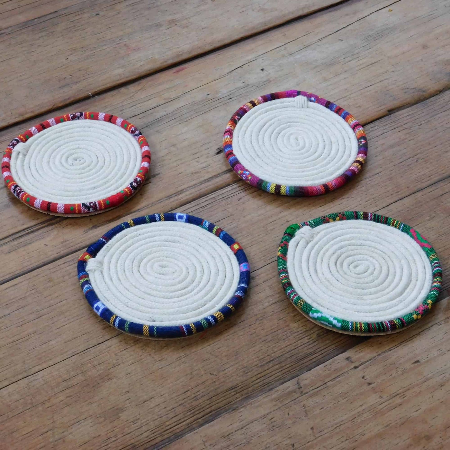 Posavasos con borde típico