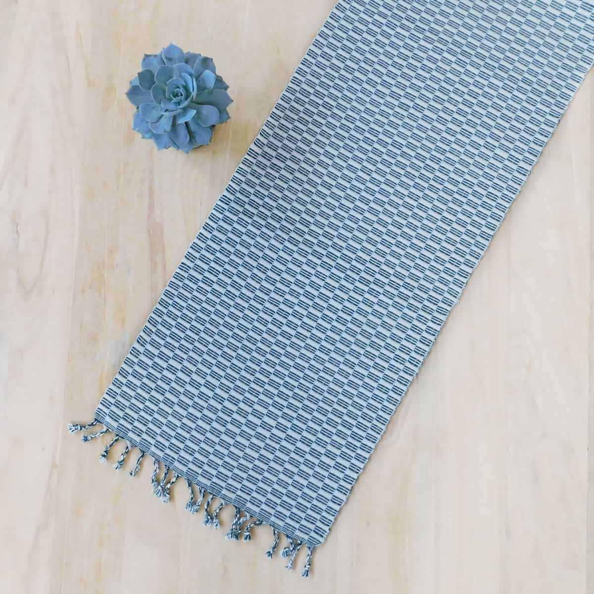 Camino de mesa Panalito - verde sipson / crudo reversible