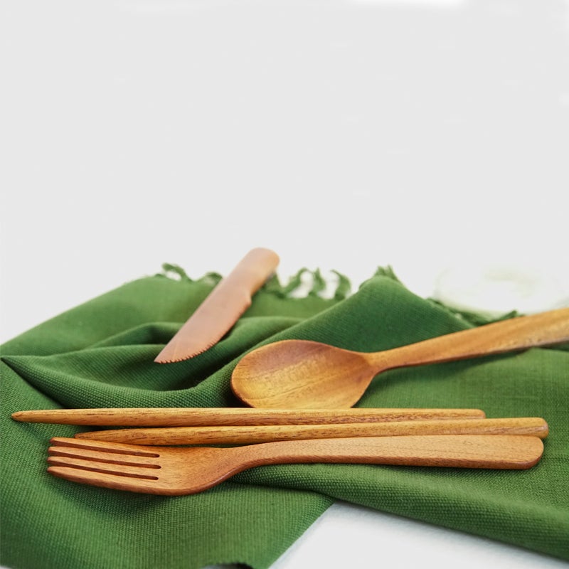 juego de tenedor, cuchara, cuchillo y palillos de madera hechos de madera