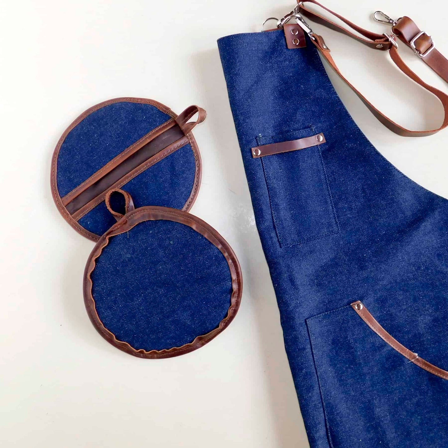 aisladores de lona y cuero junto a gabacha de lona y cuero