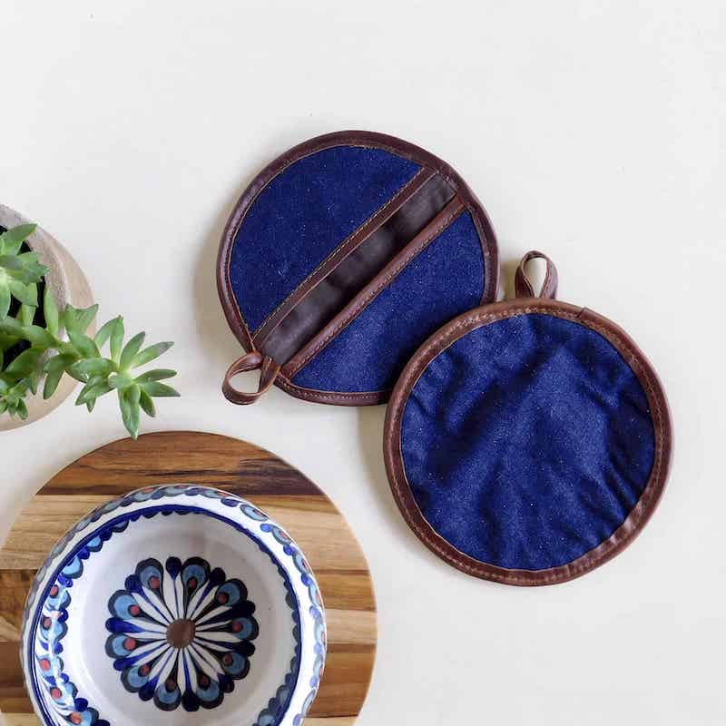 aisladores de lona con cuero junto a un plato de cerámica