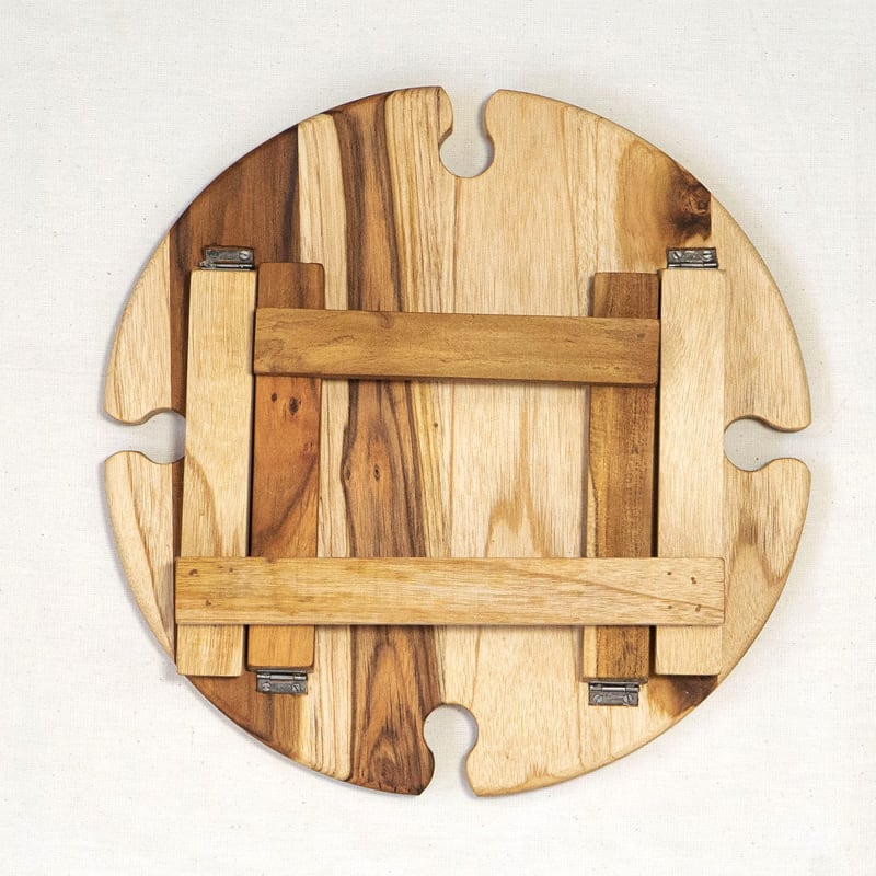 vista desde abajo de mesita con patas plegables para picnic o exteriores