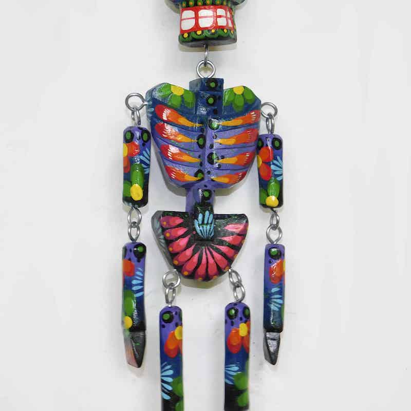 marioneta de madera tallada en forma de esqueleto