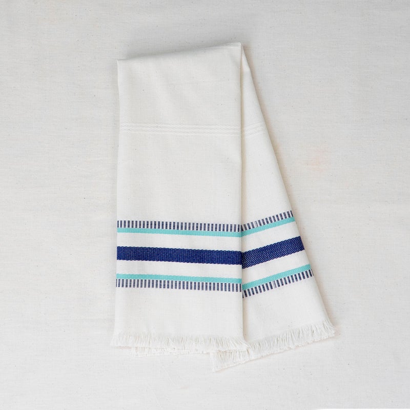 toalla de algodón blanca con franjas bordadas en color azul
