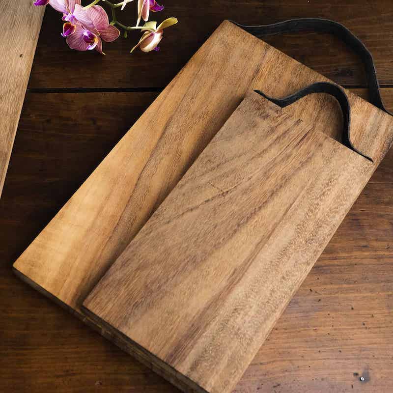 tablas rectangulares de madera con asas de cuero