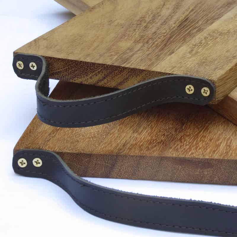 asas de cuero negro en tablas de madera