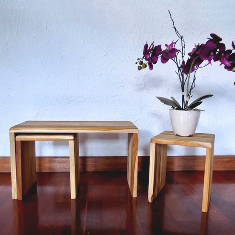 un banco largo de madera teca con dos bancos pequeños de madera teca