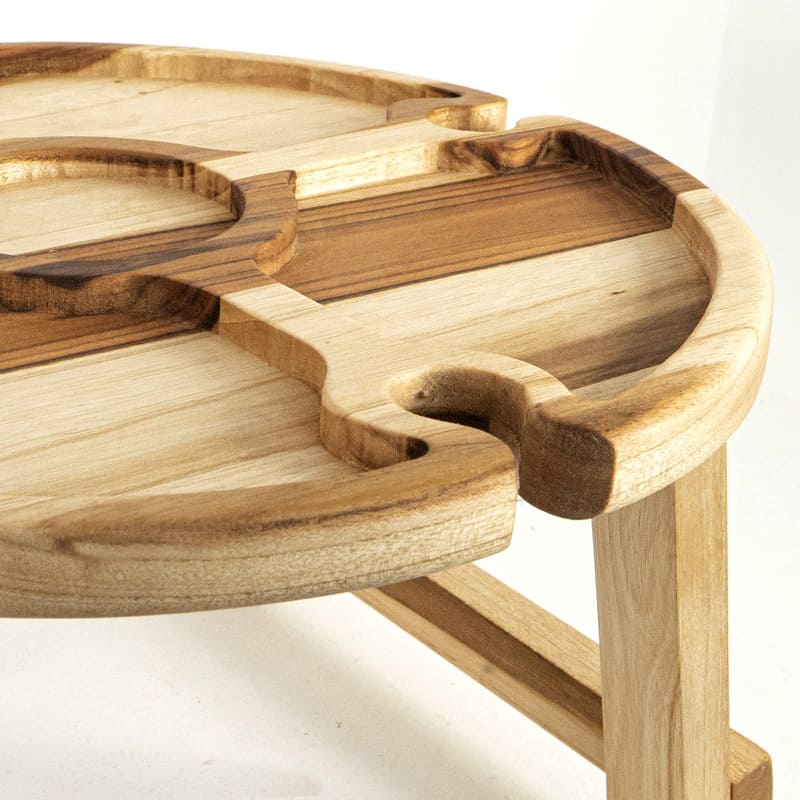 mesa pequeña para aperitivos con espacio para colocar copas de vino