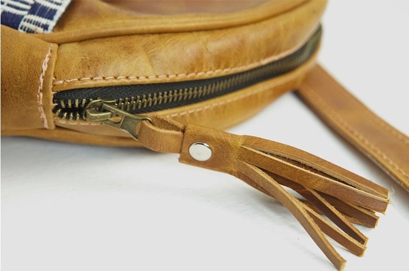cierre de cremallera con detalle de flequito de cuero
