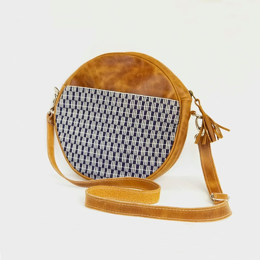 bolso artesanal redondo con tela y cuero