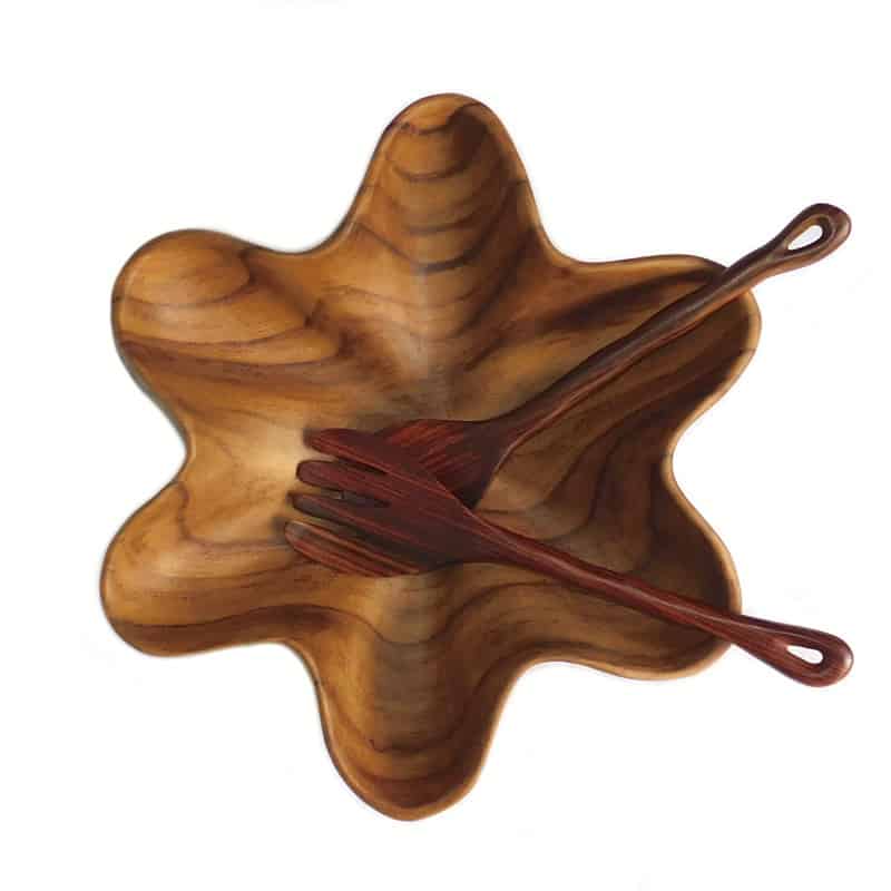 vista desde arriba de cuenco de madera con cucharas de madera