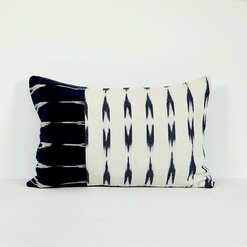 cojin lumbar azul y blanco estilo ikat