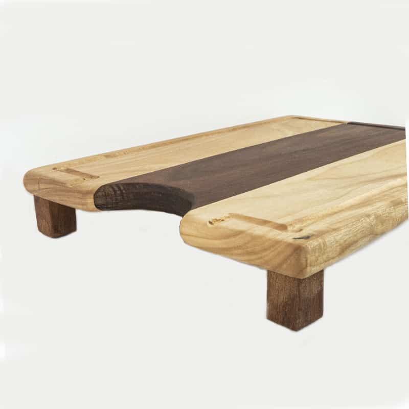 Tabla de madera para cortar con patas y espacio para plato