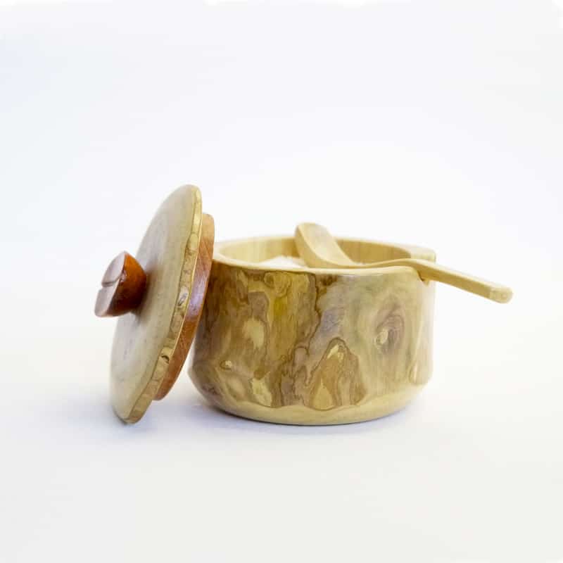 salero de mesa artesanal hecho con raiz de cafe