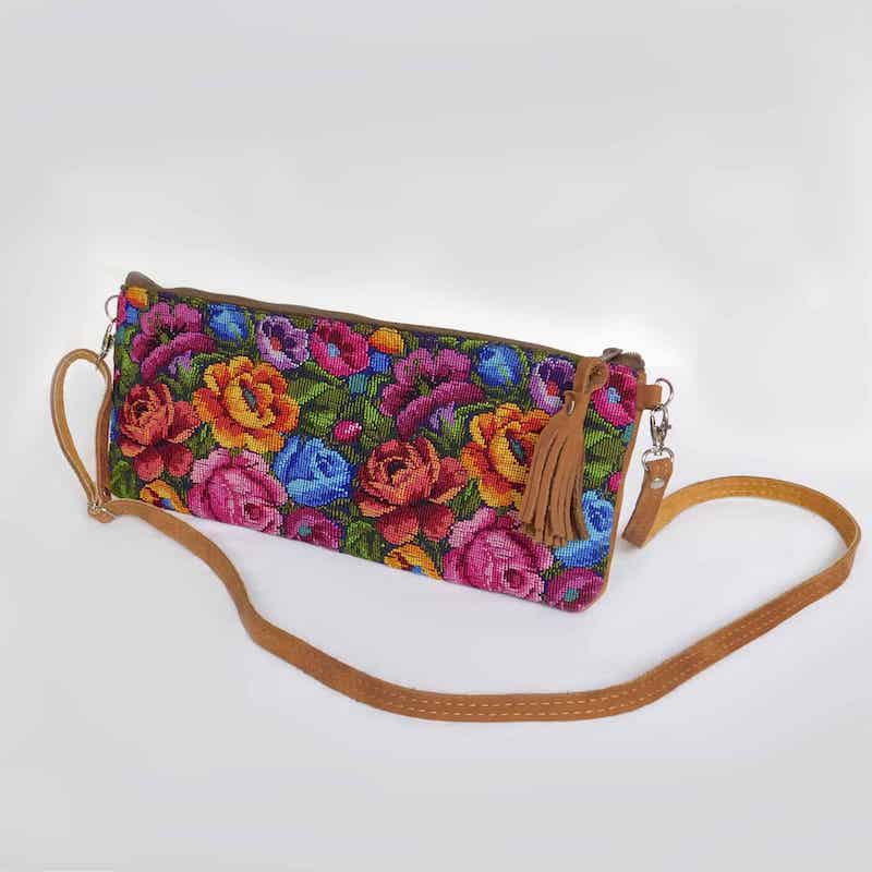 bolso de cuero con correa ajustable y tela de guatemala