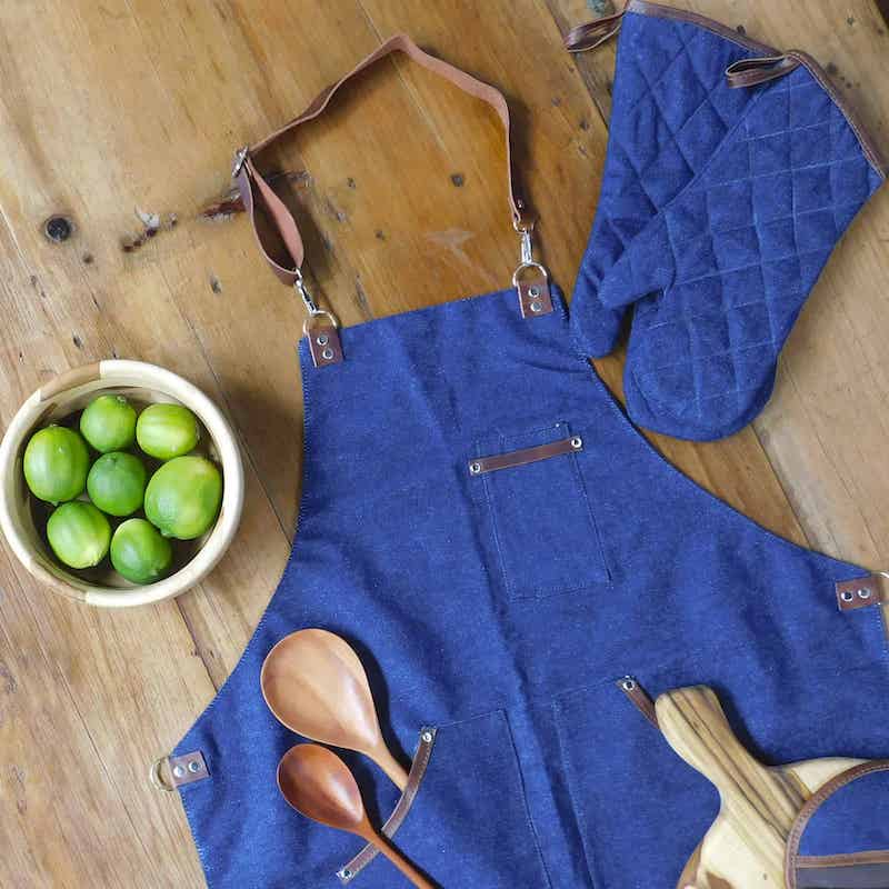 gabacha y guantes de lona y cuero