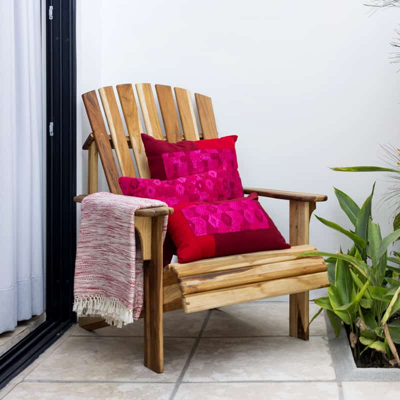 silla de exterior estilo adirondack hecha con madera teca