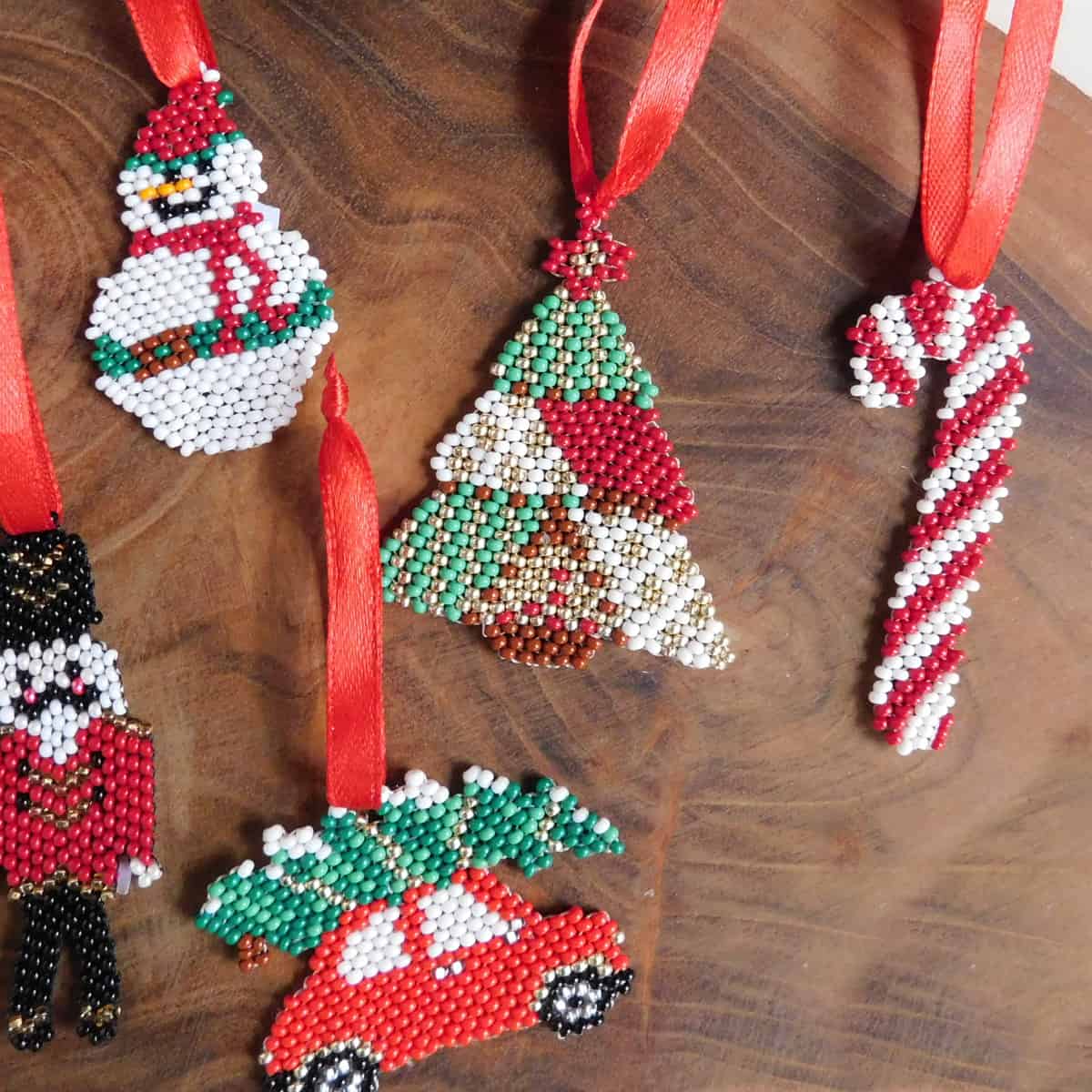 Adornos de mostacilla surtidos