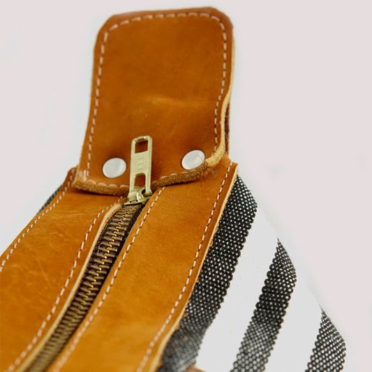 cierre de cremallera en un bolso de viajera con rayas en blanco y negro